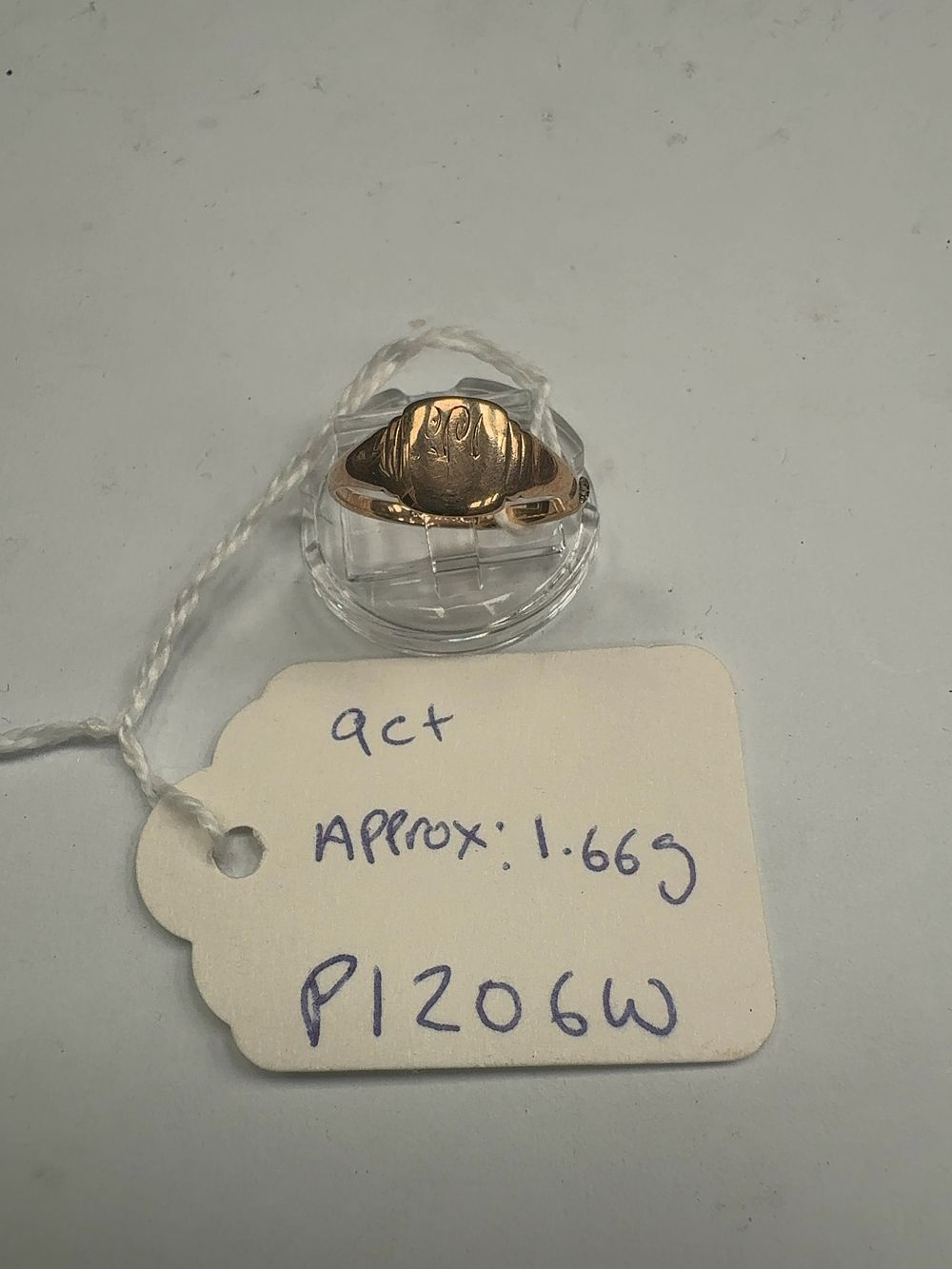 Lot 368: A 9ct Gold Signet Ring with Engraved Monogram