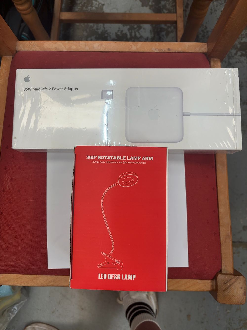 Lot 378: A Group of Two Electronic Items including an 85W MagSafe 2 Power Adapter