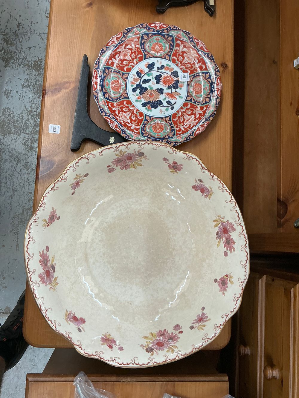 Lot 391: A Japanese Ryūhō Porcelain Imari Style Charger and large toilet bowl.