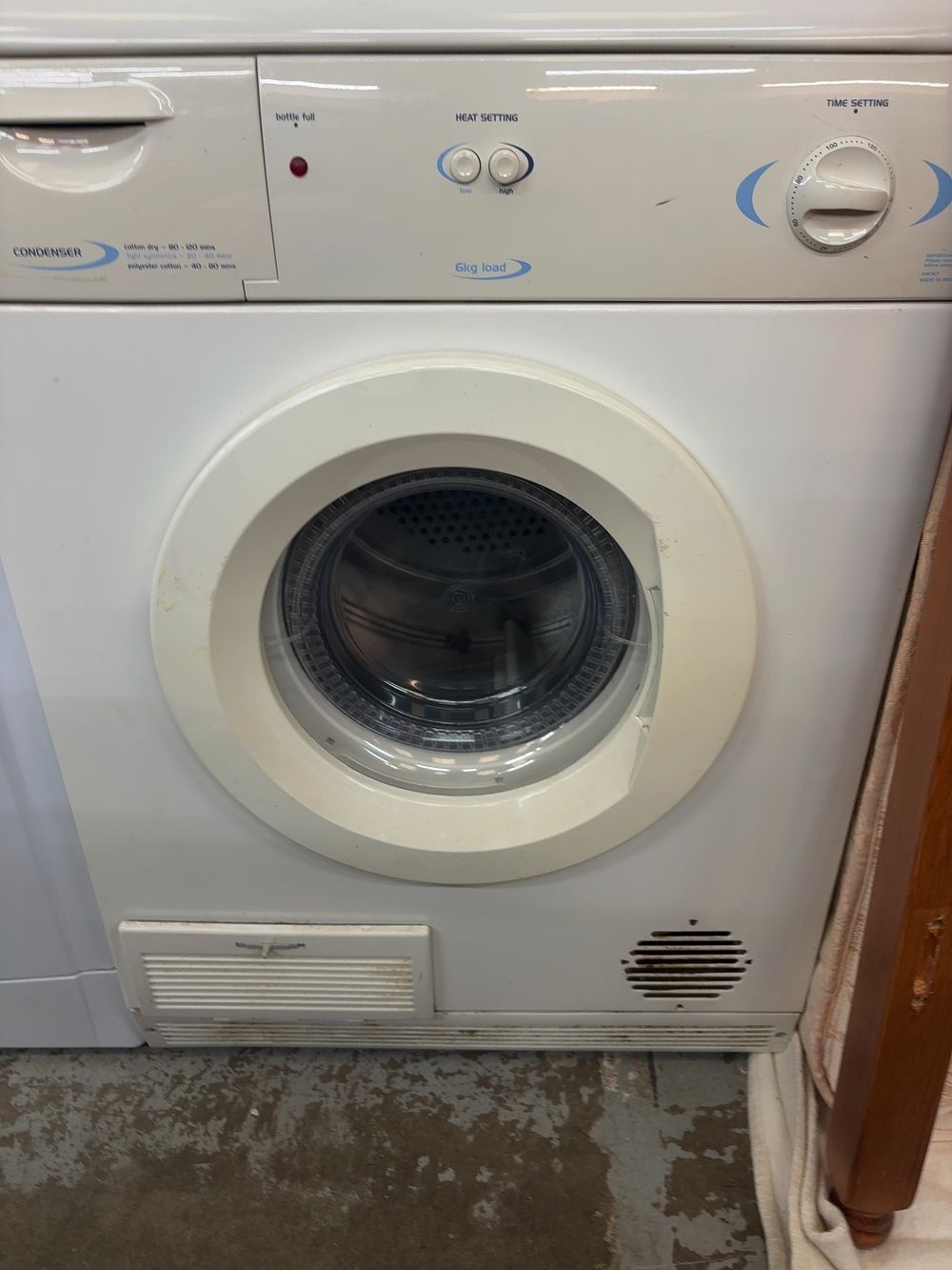 Lot 527: A White Knight 6kg Condenser Tumble Dryer
