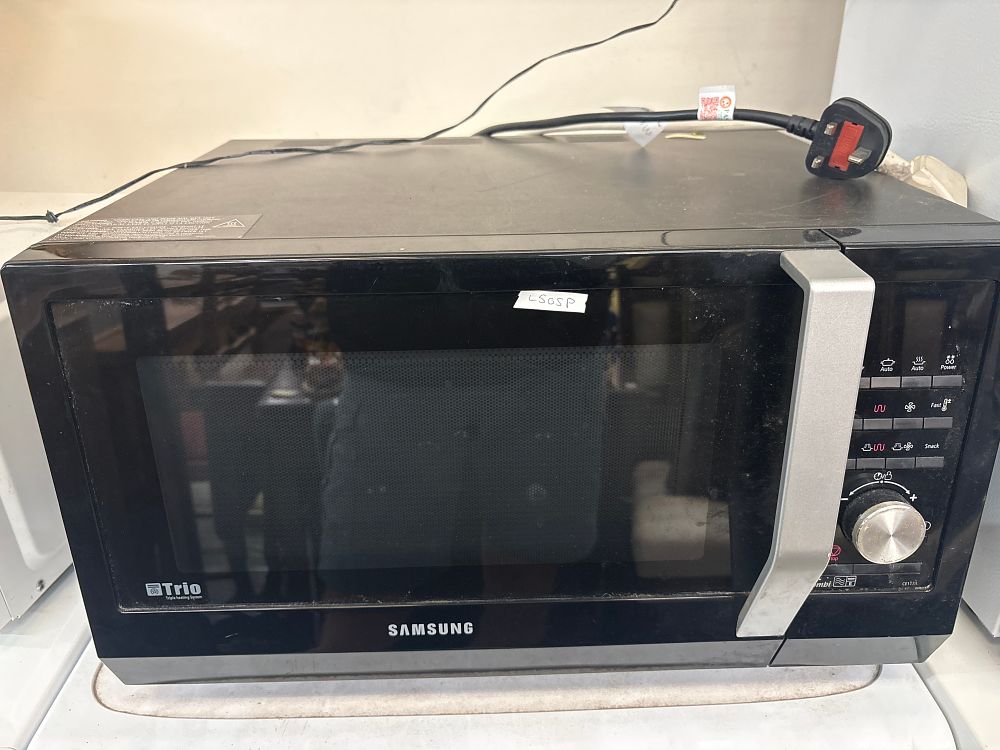 Lot 533: A Samsung CE117A Trio Triple Heating System Combination Microwave Oven
