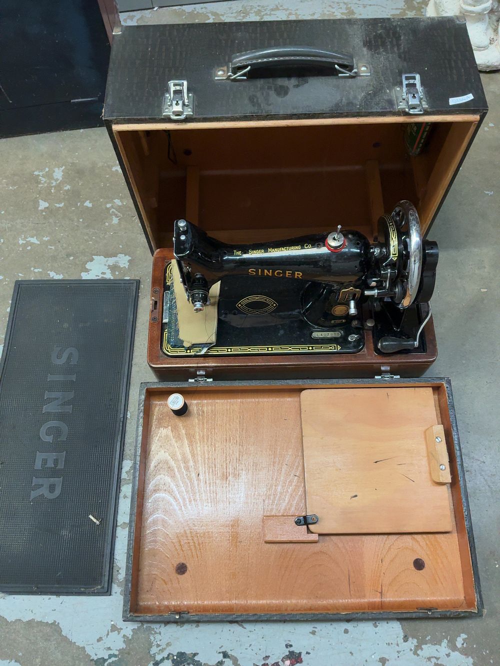 Lot 33: A Singer 99K Portable Hand-Crank Sewing Machine with Accessories in Case