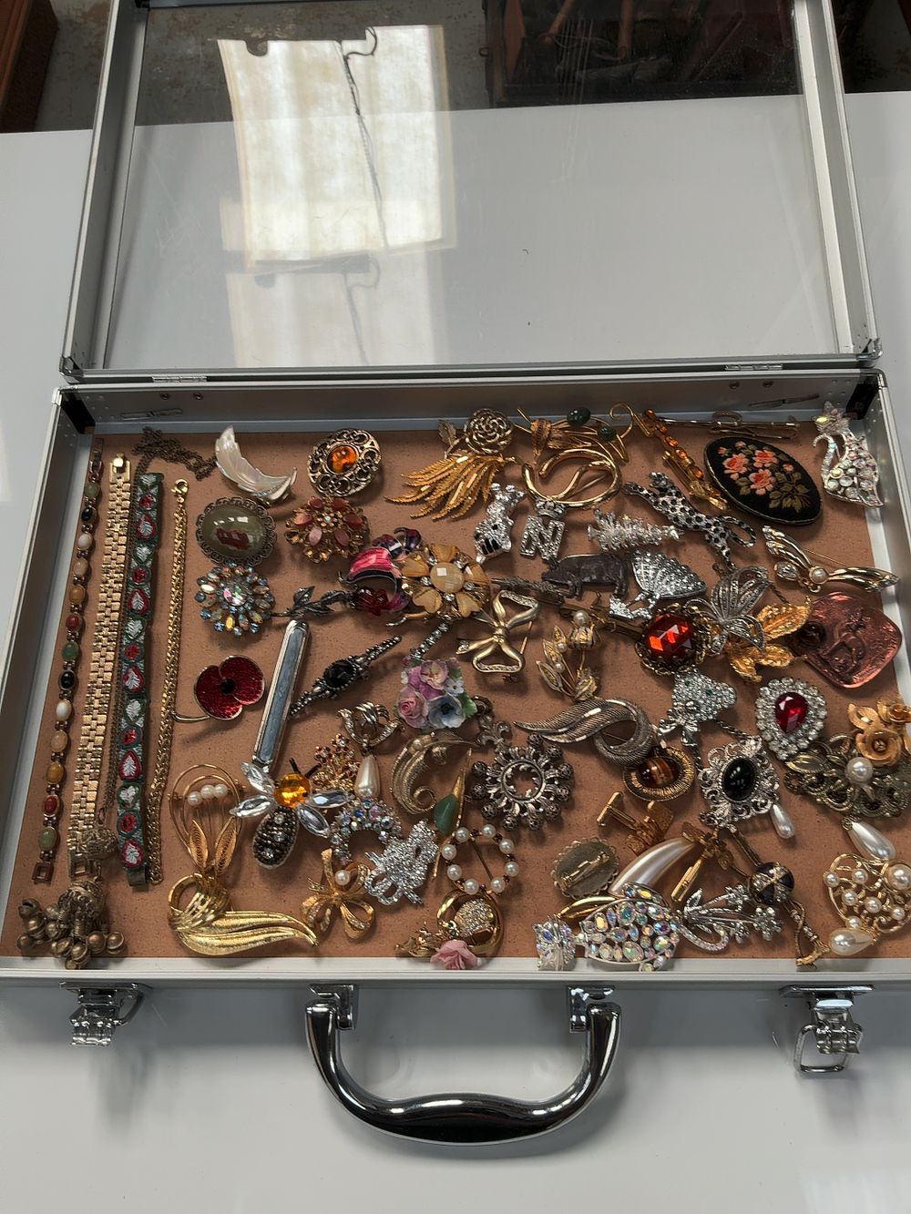 Lot 70: A Collection of Vintage and Mid-20th Century Costume Jewellery