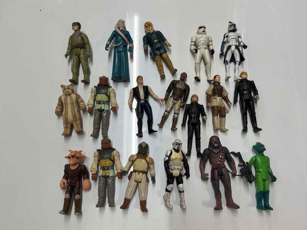 Lot 107: A Collection of Eighteen Vintage and Modern Style Plastic Star Wars Action Figures Including Kenner Examples