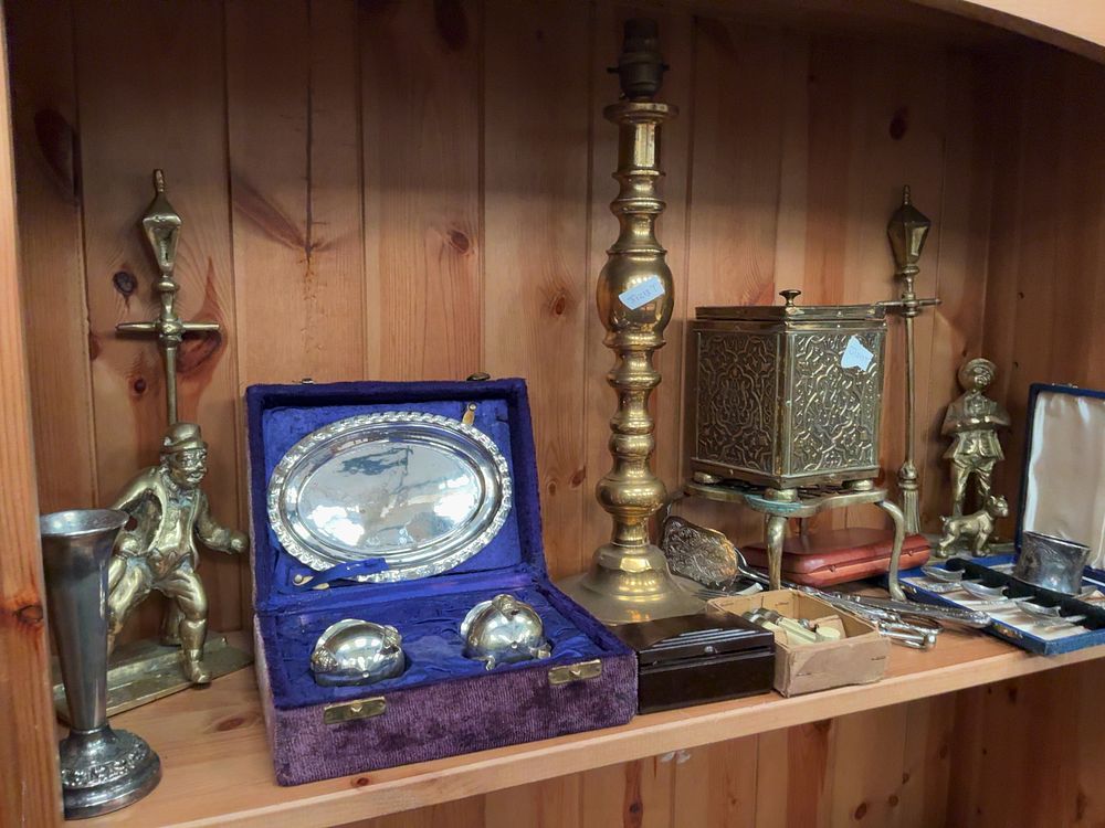 Lot 128: A Collection of Vintage Metalware and Vanity Items including Gillette and Silver-Plated Examples with Presentation Cases