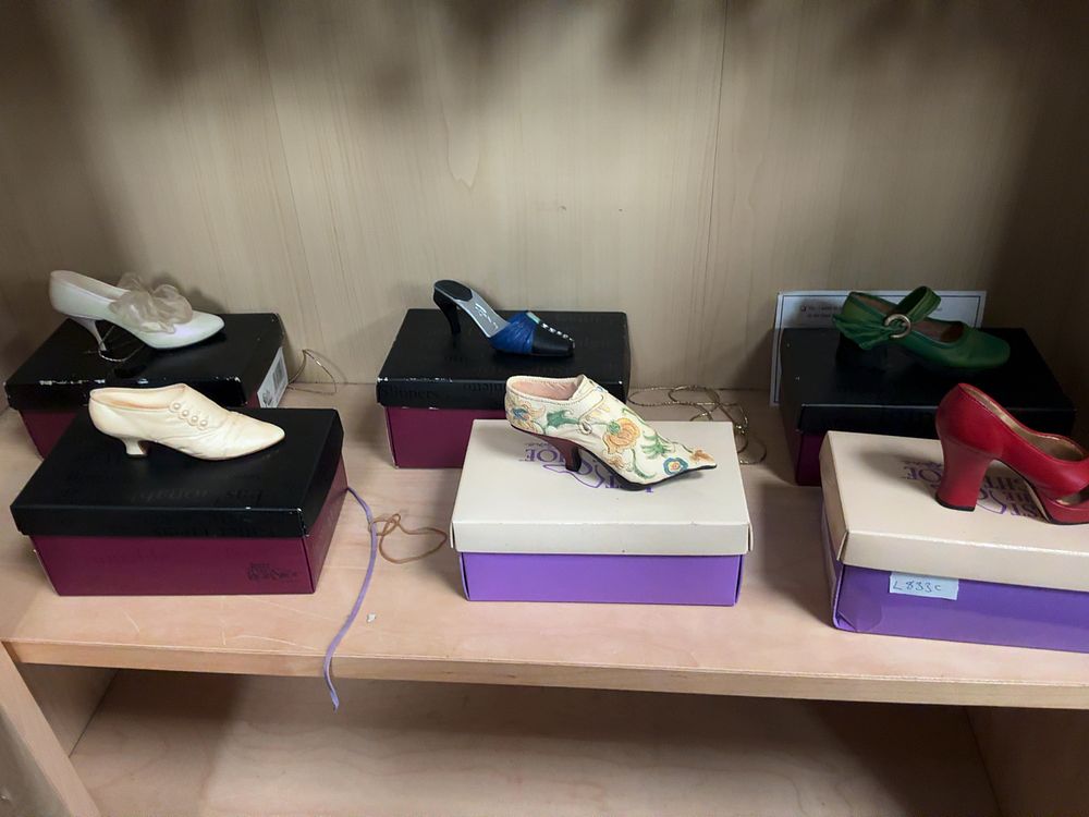 Lot 146: A Collection of Just the Right Shoe by Raine Resin Miniature Shoe Figurines with Presentation Cases