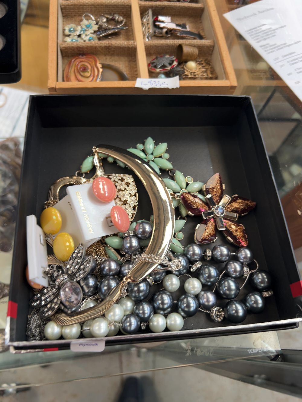 Lot 258: A Collection of Vintage and Modern Costume Jewellery and Small Collectables Including Enamel and Hardstone Examples