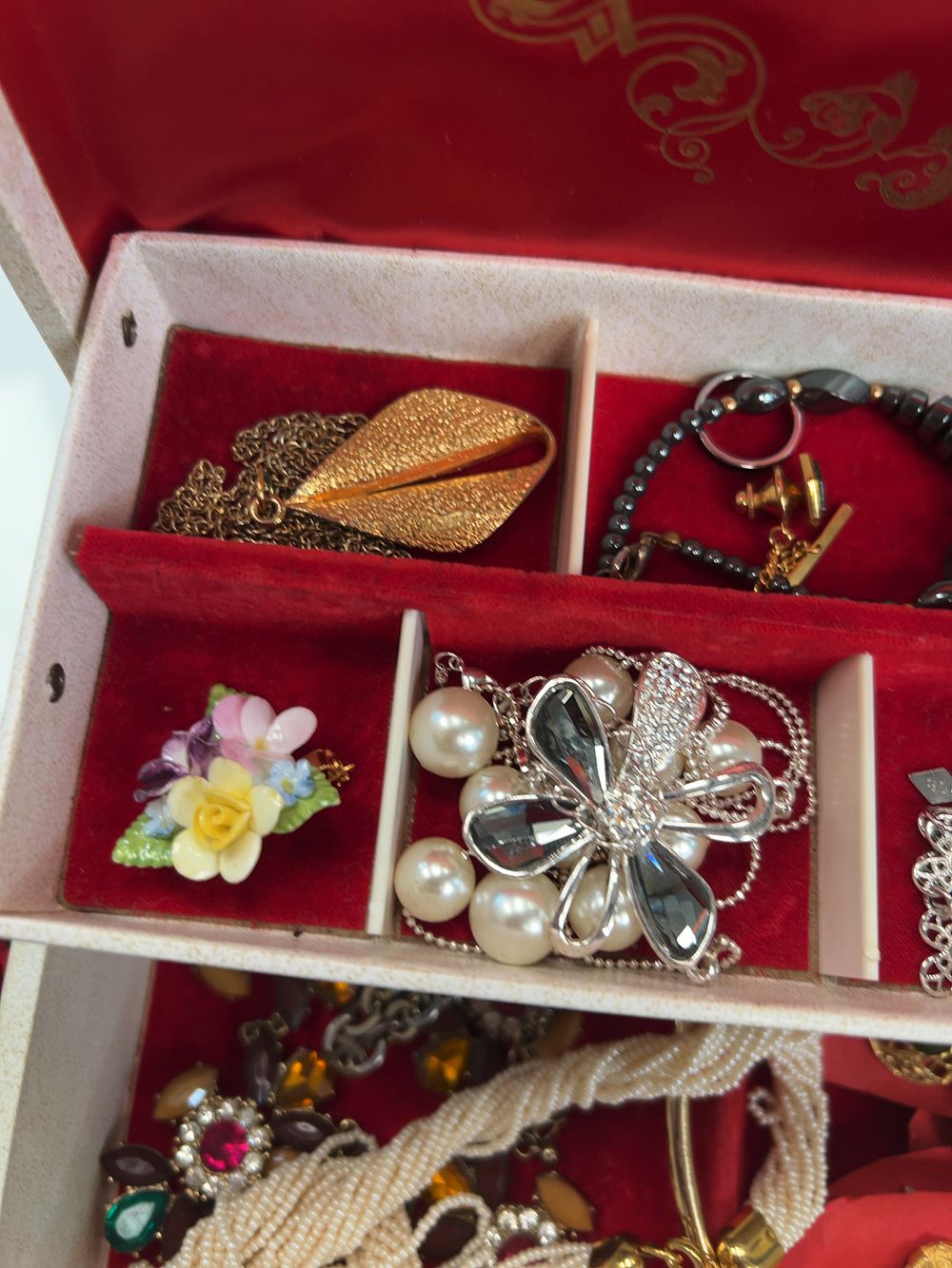 Lot 263: A Collection of Vintage Costume Jewellery and Accessories Including a  Bracelet in Presentation Case