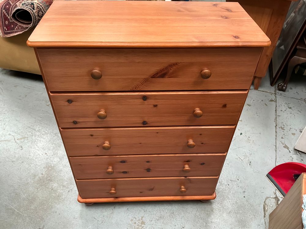 Lot 273: A Contemporary Country Pine style Solid Pine Five Drawer Chest of Drawers