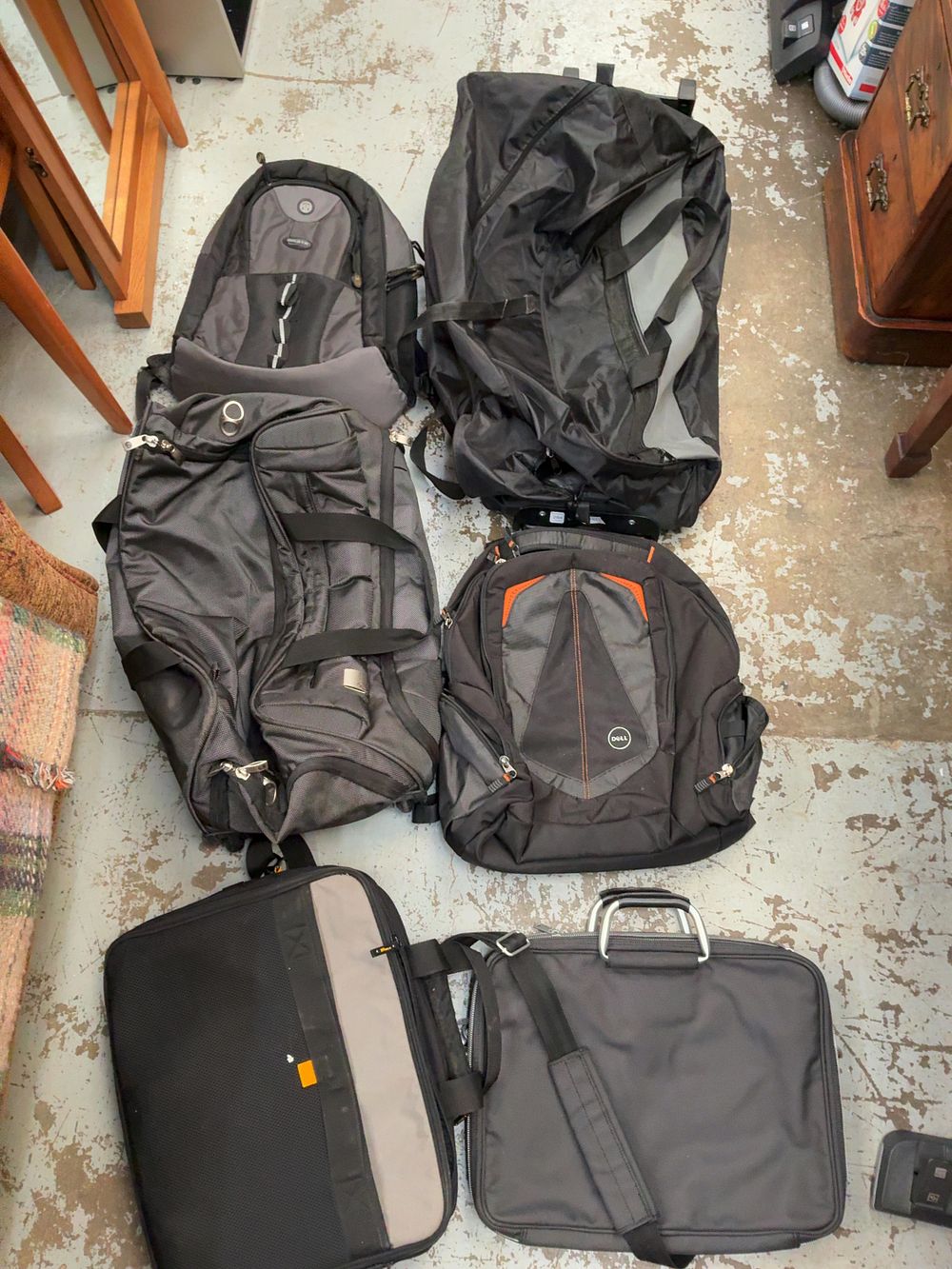 Lot 284: An Assortment of Six Contemporary Synthetic Luggage Bags Including Dell and Targus Examples