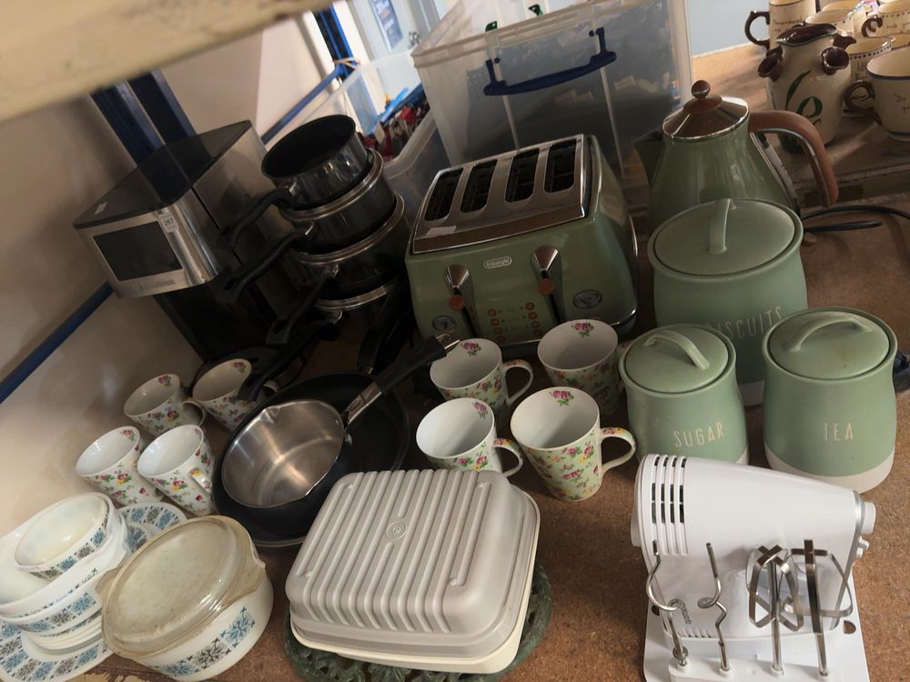 Lot 287: A Collection of Kitchen Appliances and Cookware including DeLonghi, Andrew James and Cookworks Examples