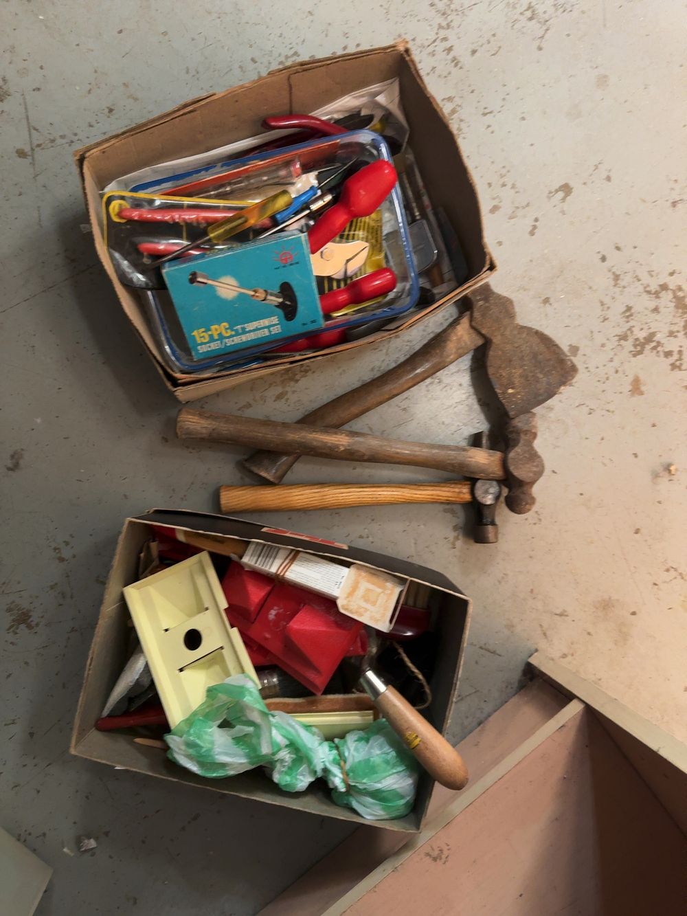 Lot 295: A Collection of Vintage Hand and Decorating Tools including Harris and Kent Examples