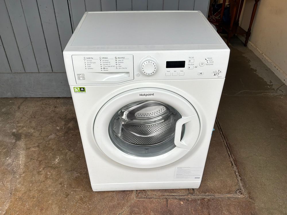 Lot 383: A Hotpoint 7kg Front Loading Washing Machine