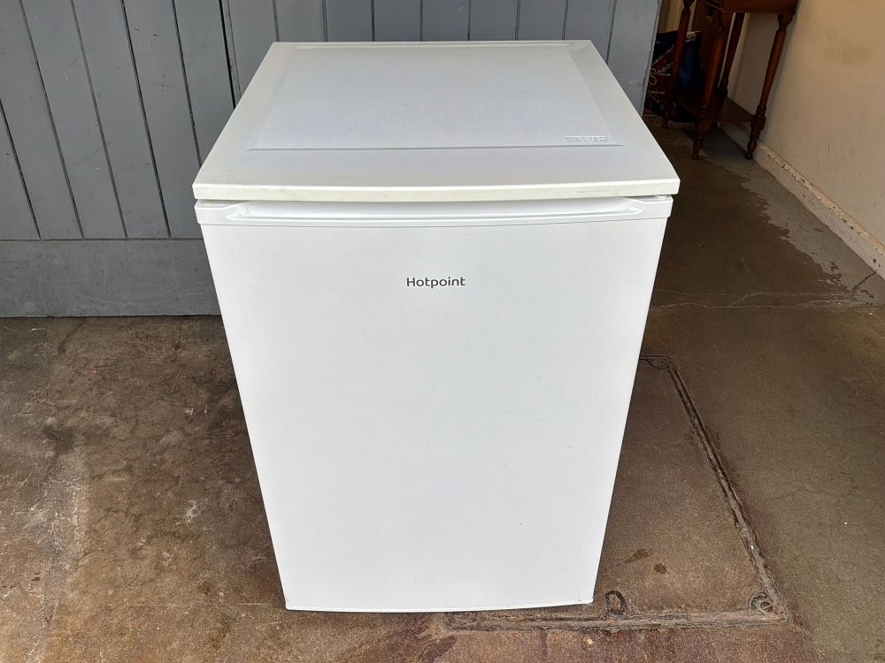 Lot 384: A Hotpoint GT/SN130HTP Under-Counter Refrigerator with Internal Ice Compartment