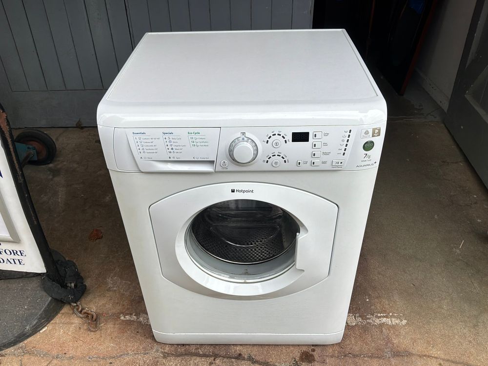 Lot 388: A Hotpoint Aquarius+ WMF740 P 7kg White Front Loading Washing Machine