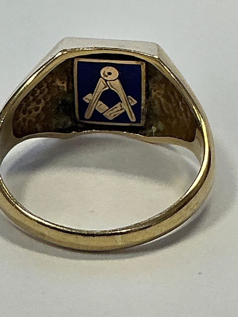 Lot 128: A 9ct Gold Signet Ring with Foliate Engraved Shoulders and Hidden Masonic Emblem
