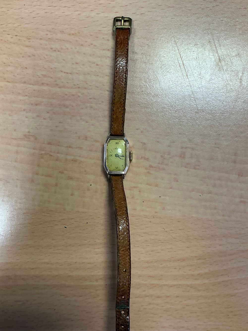 Lot 163: A Vintage 1949 Avia Ladies 9 Carat Gold Manual Wind Wristwatch