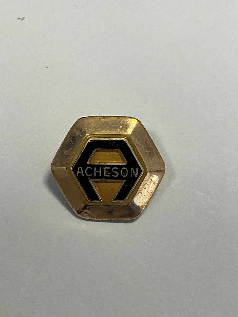 Lot 171: A 10 Carat Yellow Gold and Enamel Acheson Service Award Pin