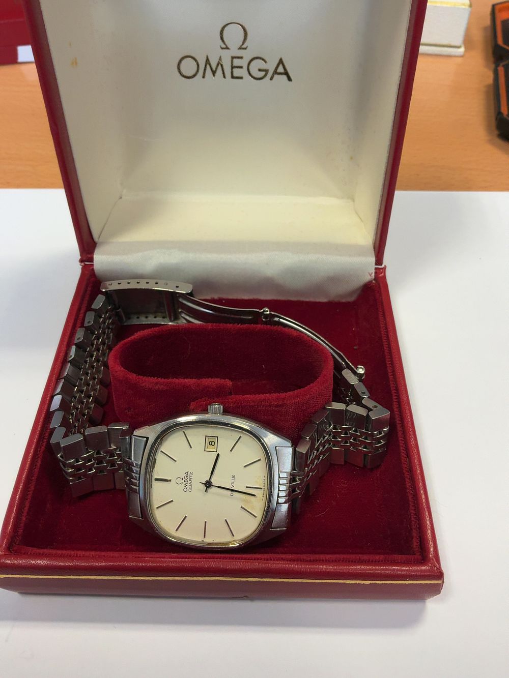 Lot 177: A Vintage Omega De Ville Quartz Wristwatch with Original Presentation Case and Documentation