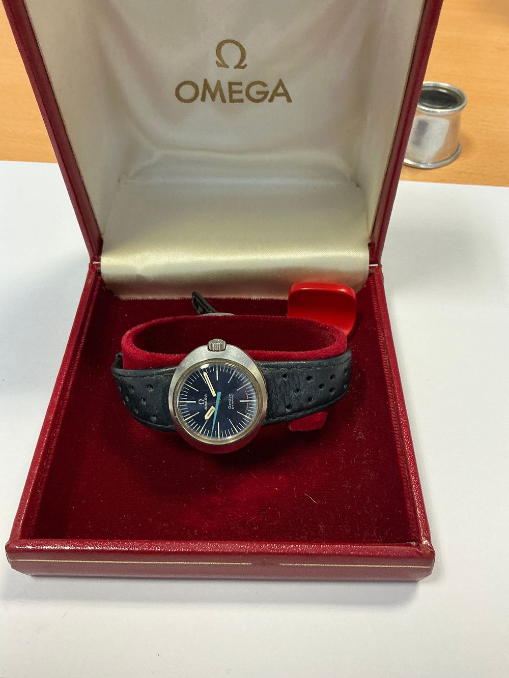 Lot 179: A Ladies Vintage Omega Genève Dynamic Stainless Steel Wristwatch with Presentation Case and Documentation