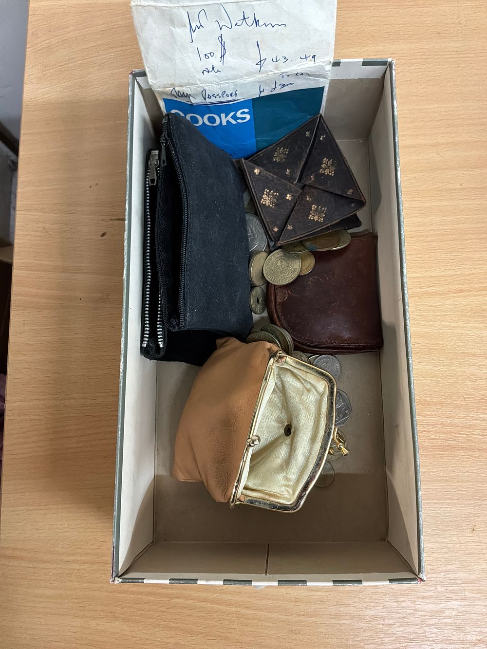 Lot 81: A Collection of Vintage Leather Coin Purses and Mixed International Coinage