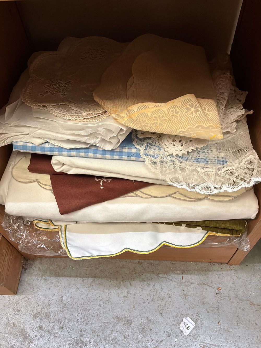 Lot 189: A Collection of Vintage Domestic Linens and Lace Including Broderie Anglaise style Examples