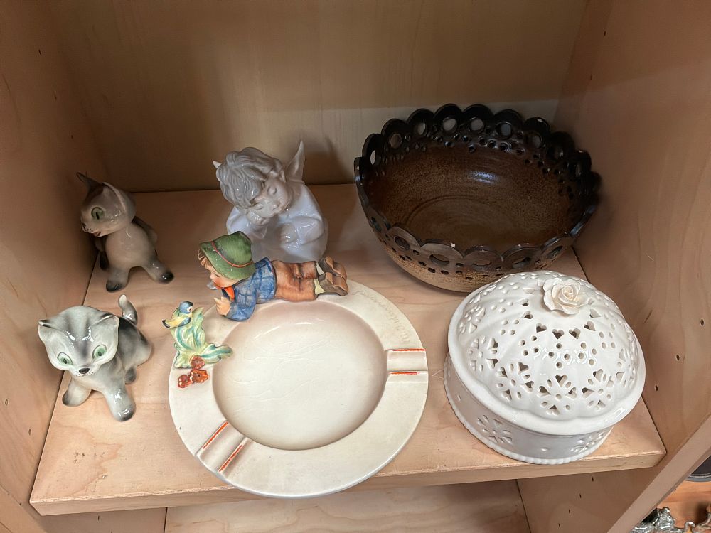 Lot 212: A Collection of Ceramic and Porcelain Decorative Items Including Lladro and Leeds Pottery Examples