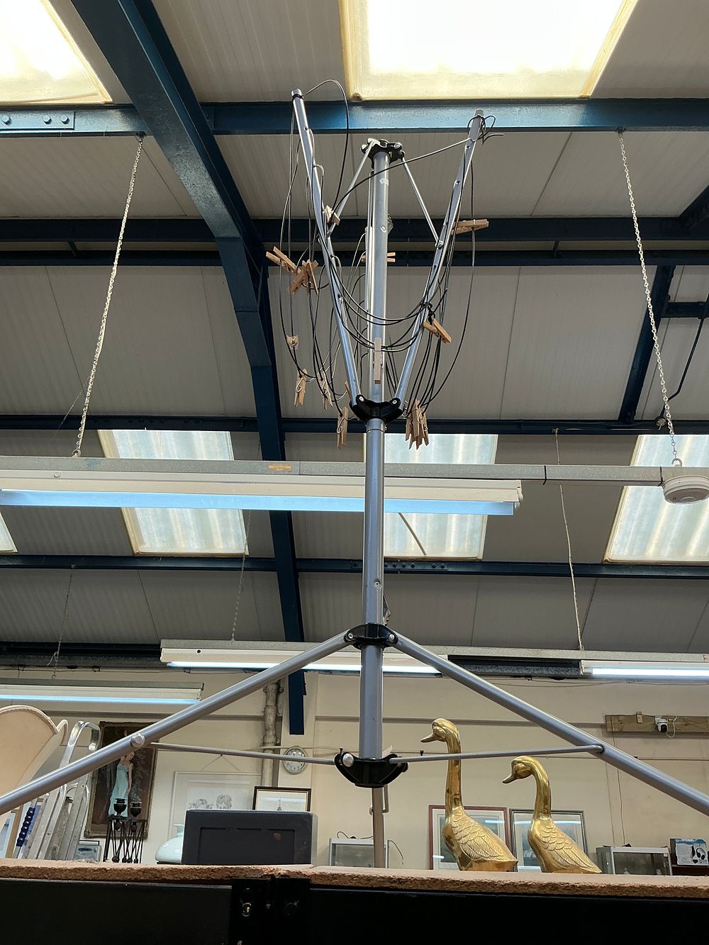 Lot 264: A Portable Folding Rotary Clothes Airer