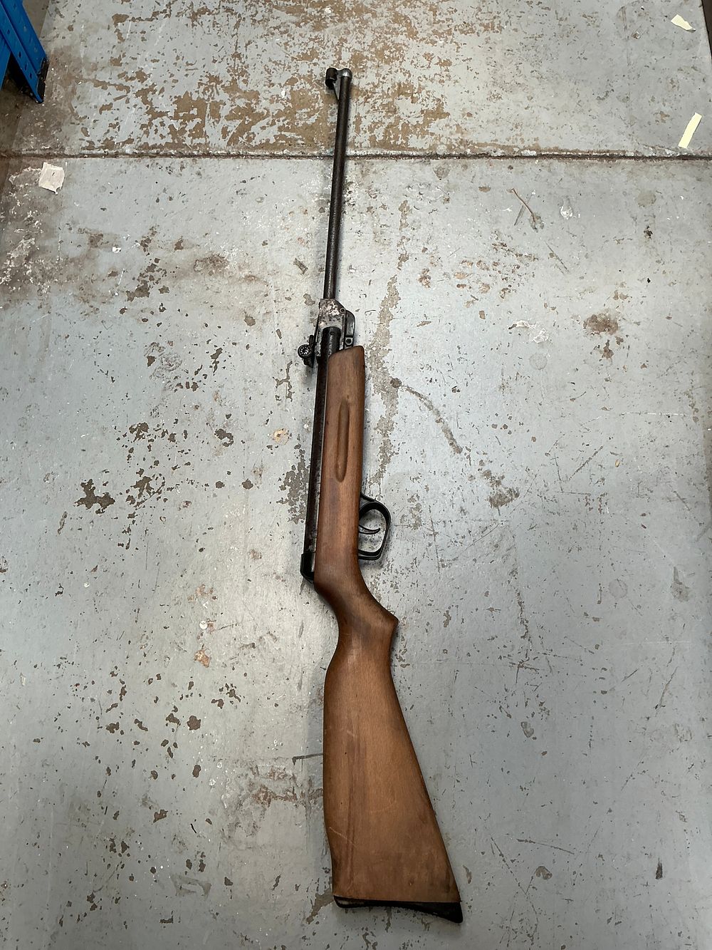 Lot 294: An El Gamo Break Barrel Air Rifle with 18 Inch Barrel