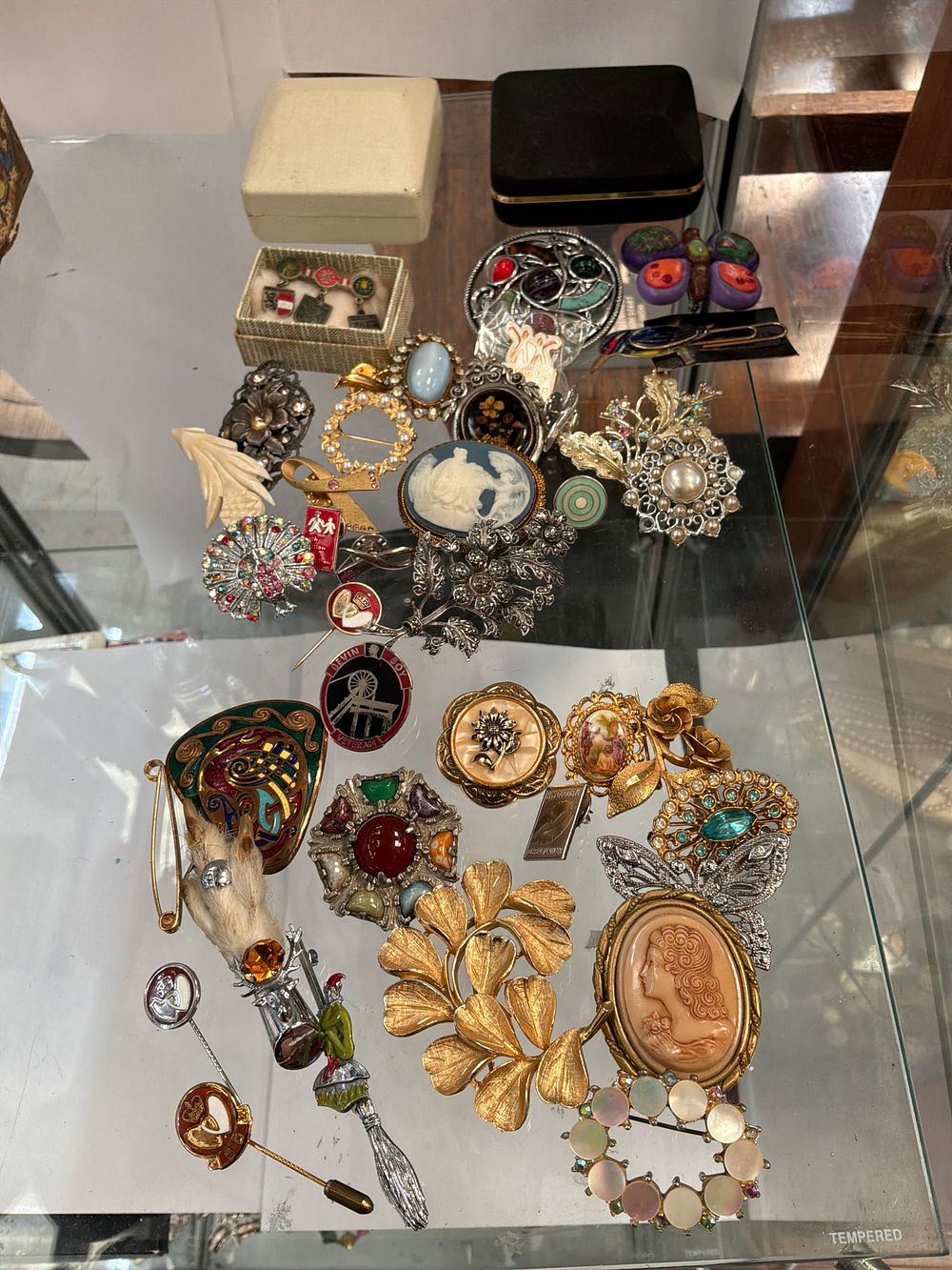 Lot 370: A Collection of Vintage Costume Brooches and Pins Including Tara Ware and Adonis Examples with Presentation Cases