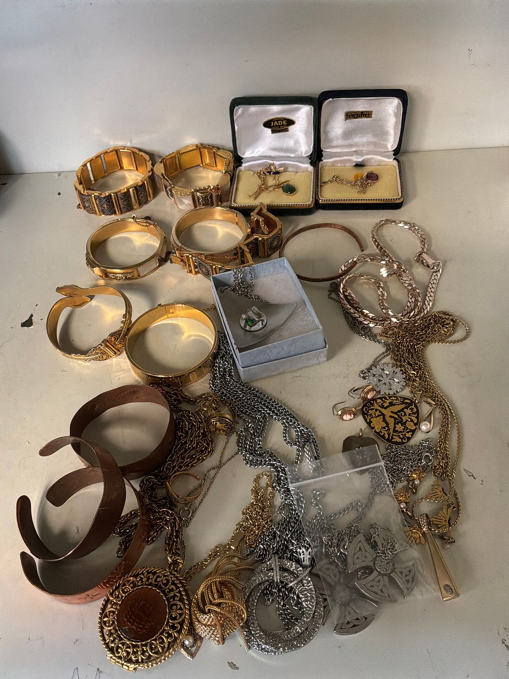 Lot 422: A Collection of Costume Jewellery and Empty Presentation Cases Including Gold-Filled Examples