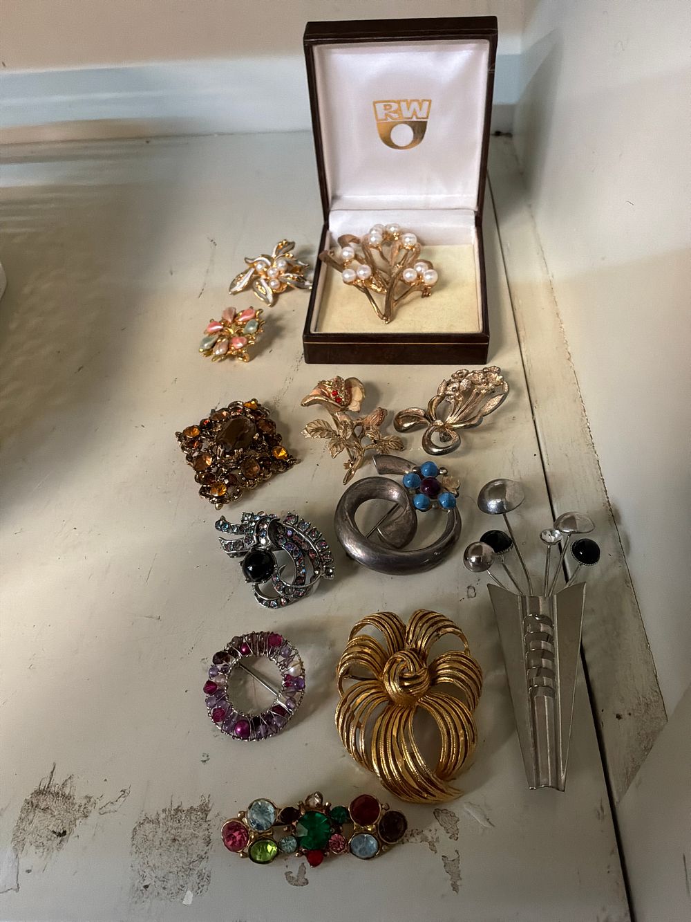 Lot 426: A Collection of Vintage Costume Jewellery Brooches and Pins Including RW Cased Example