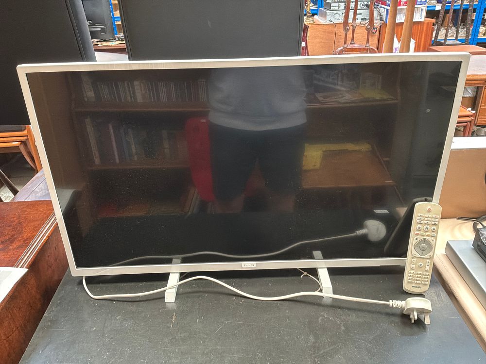 Lot 465: A Philips 32PFT5603/05 LED Television in White with Remote Control