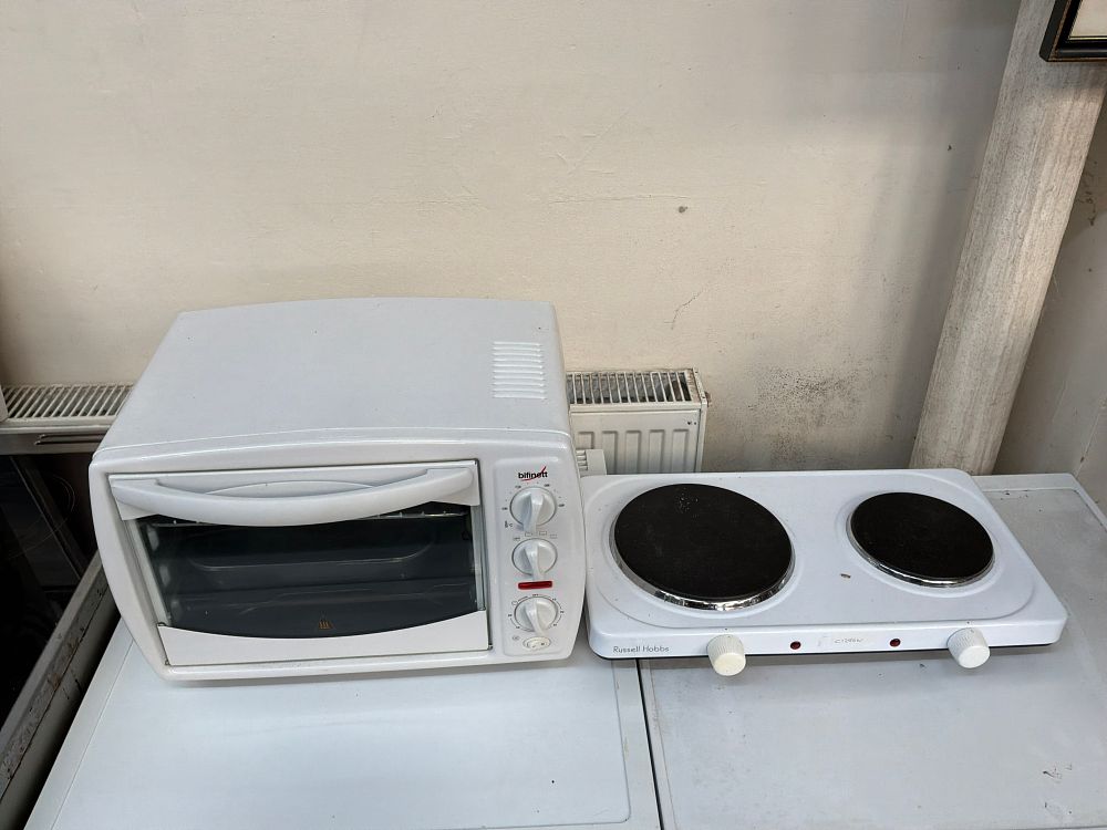 Lot 522: Two Portable Kitchen Appliances Including A Bifinett Countertop Mini Oven And A Russell Hobbs Double Boiling Ring