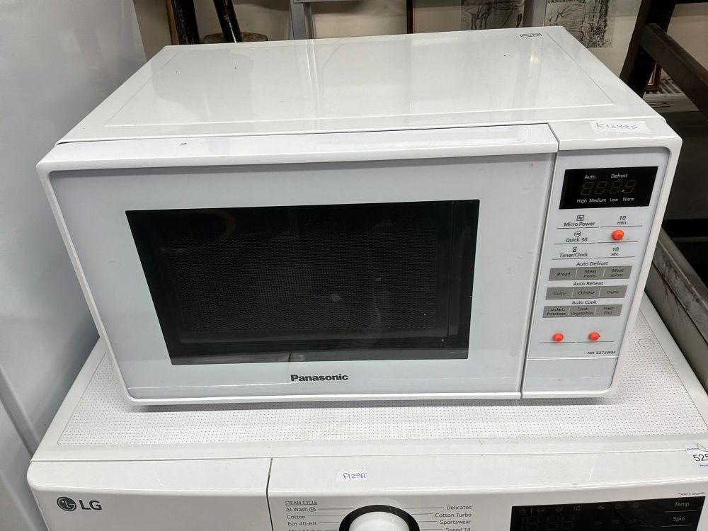 Lot 532: A Panasonic NN-E27JWM 800W Countertop Microwave Oven in White