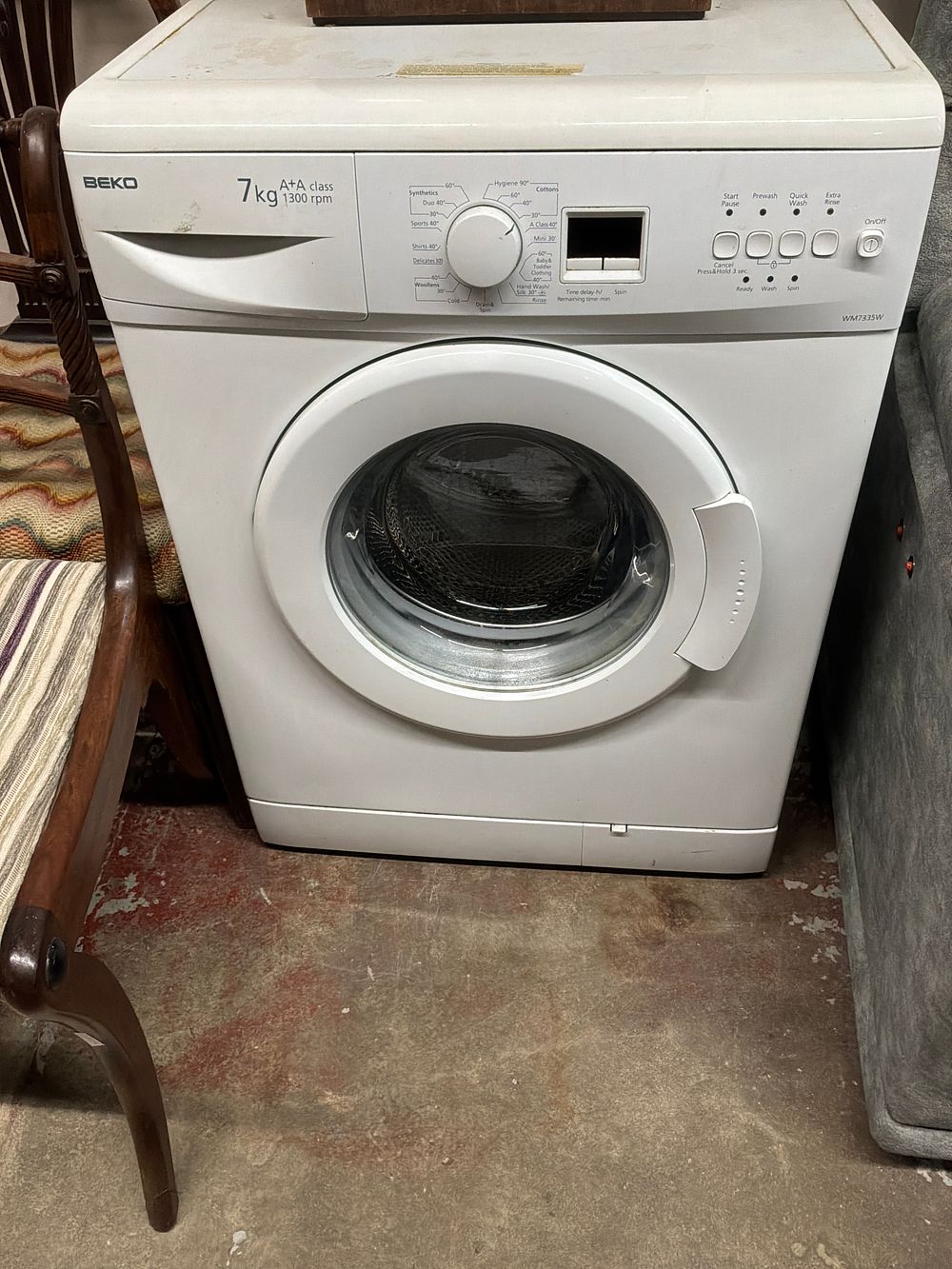 Lot 537: A Beko 7kg White Front Loading Washing Machine