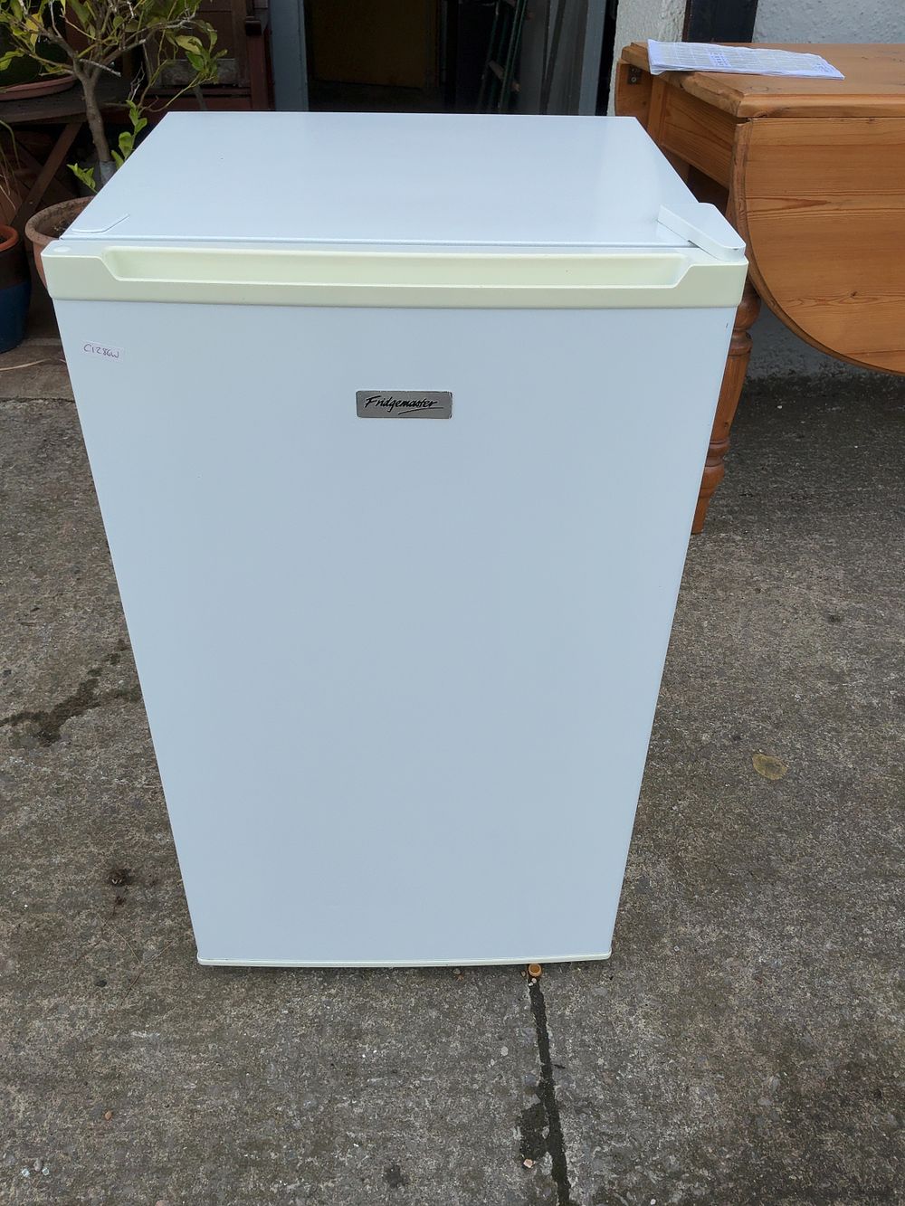Lot 5: A Fridgemaster Freestanding White Refrigerator with Internal Ice Box
