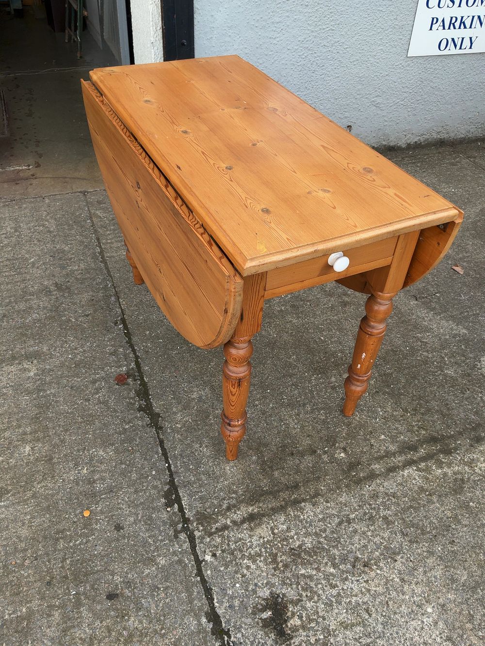Lot 6: A Victorian Style Pine Drop Leaf Kitchen Table