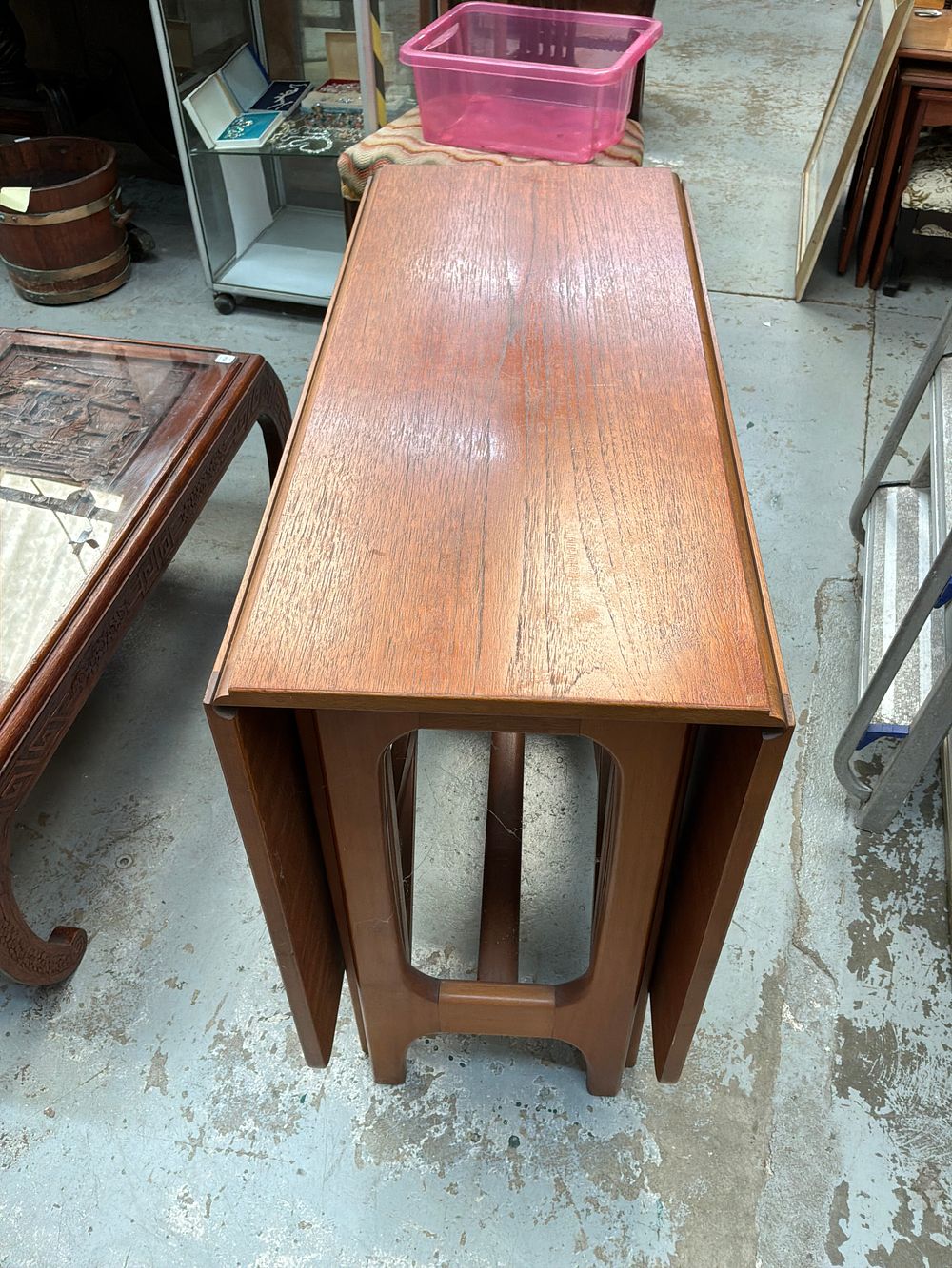 Lot 515: A Mid Century Modern Teak Gateleg Drop Leaf Dining Table