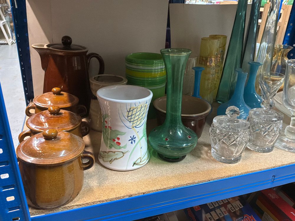 Lot 182: A Collection of Assorted Vintage Glassware and Ceramics  including Commemorative Examples