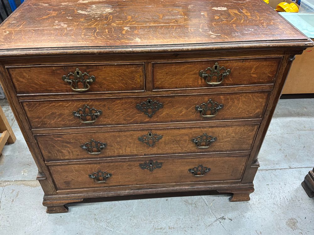 Lot 318: A George III Style Quartersawn Oak Chest of Drawers