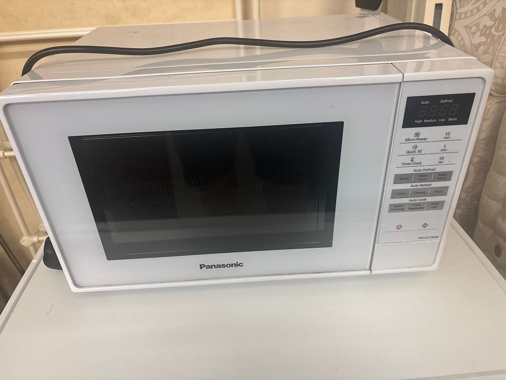 Lot 390: A Panasonic NN-E27JWM 800W Touch Control Countertop Microwave Oven in White