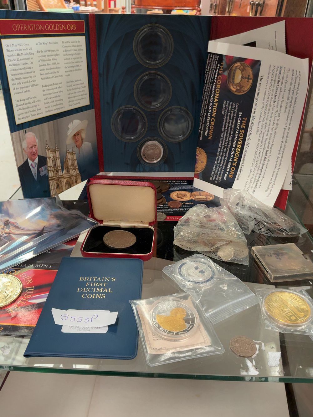 Lot 262: A Collection of British Royal Commemorative and Decimal Coins including London Mint Office Examples