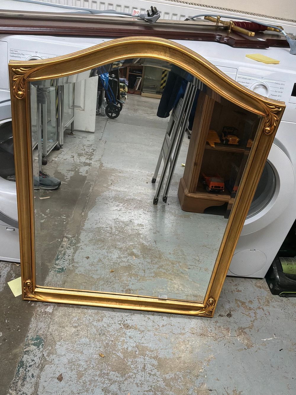 Lot 398: A Pilkington Mirrors Como Gilt Arched Wall Mirror