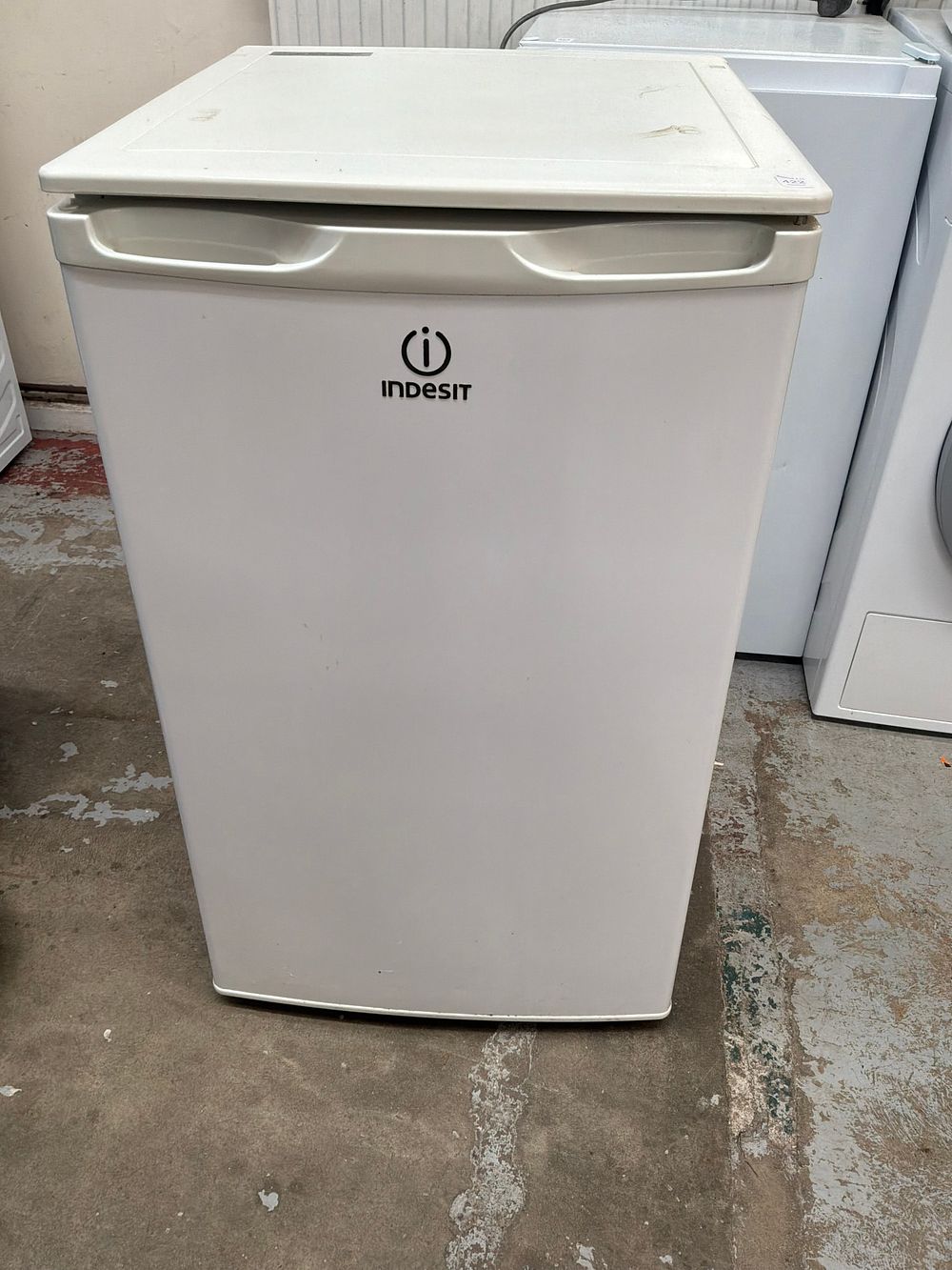 Lot 422: An Indesit White Under-counter Larder Refrigerator