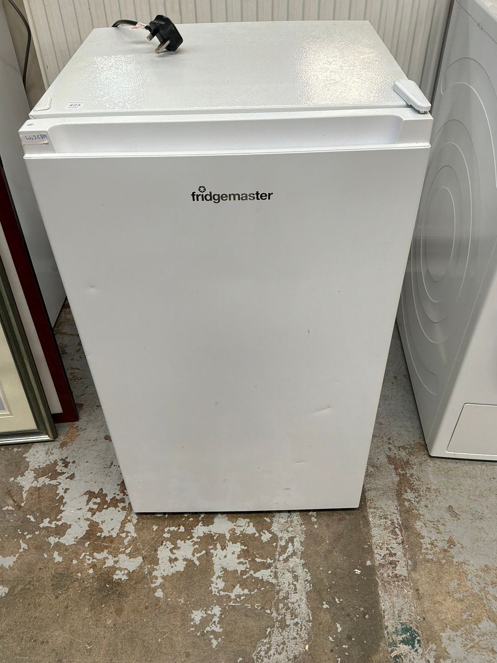 Lot 423: A Fridgemaster White Freestanding Under Counter Refrigerator