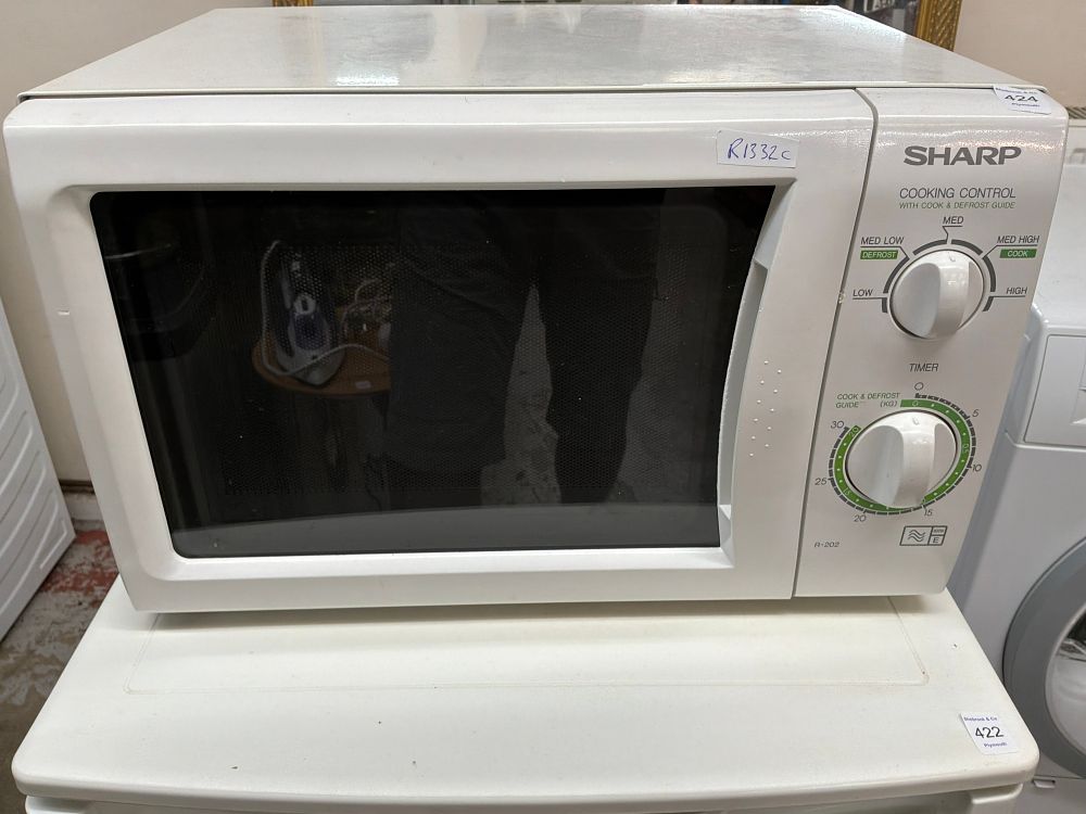 Lot 424: A Sharp R-202(W)M 800W Microwave Oven