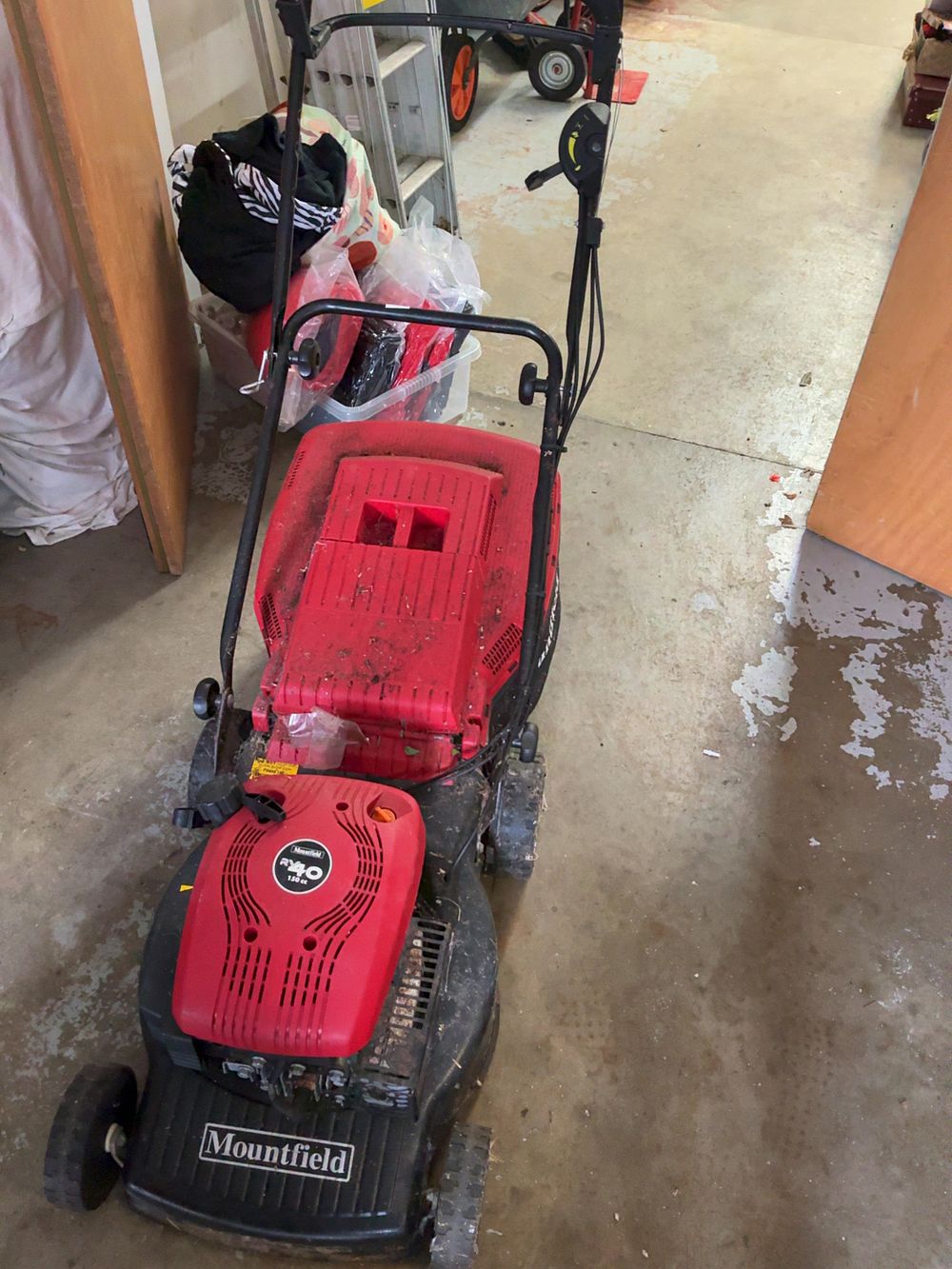 Lot 439: A Mountfield SP414 Self-Propelled Petrol Lawnmower