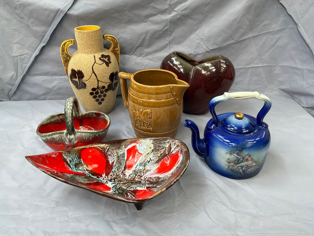 Lot 11: A Collection of Six Assorted Vintage and Antique Ceramic Items