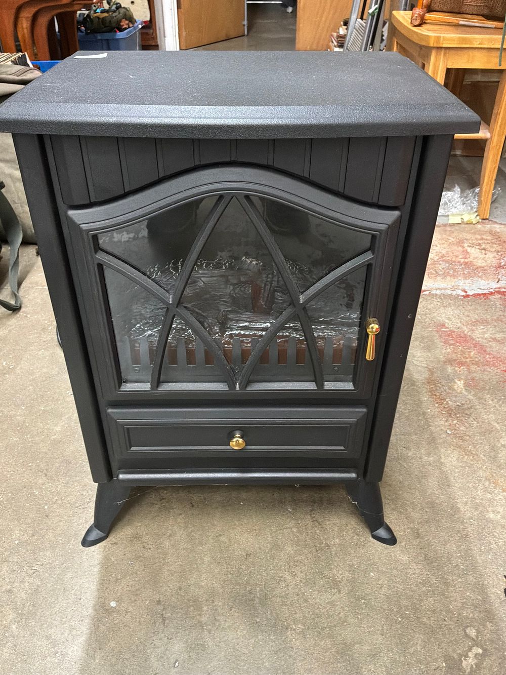Lot 41: A Freestanding Traditional Style Log Effect Electric Stove Heater